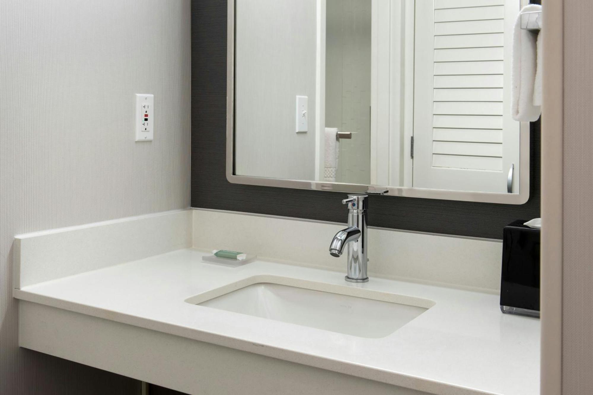 Courtyard By Marriott Silver Spring North/White Oak Exterior photo